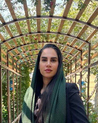 متصدی کاشت ناخن ملیحه سراجی